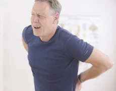 Imagen de una persona con dolor lumbar o de espalda